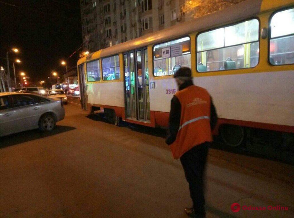 Трамвай сошел с рельсов возле Привоза в Одессе