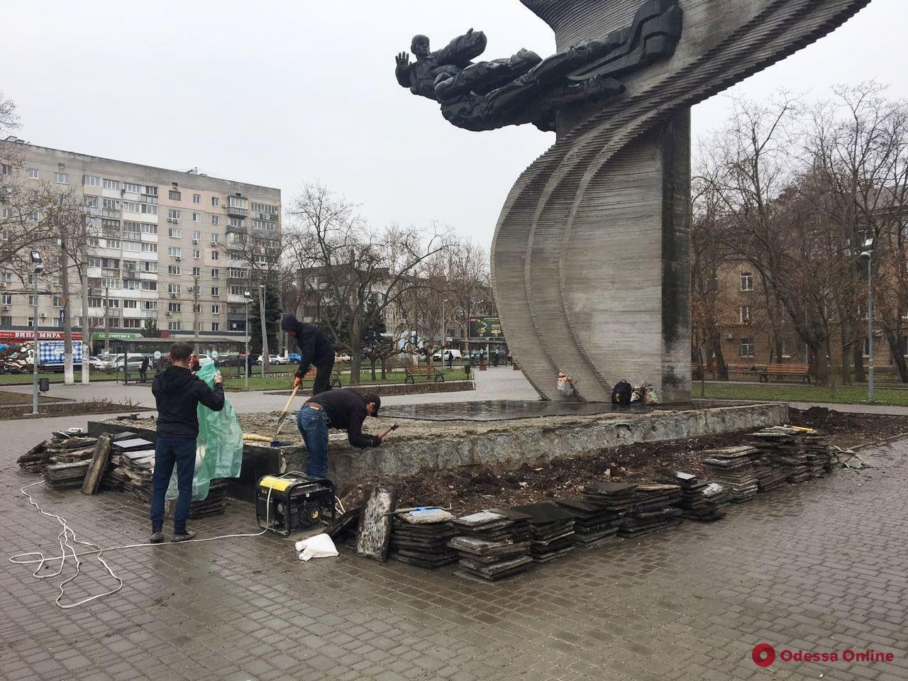 В Одессе занялись ремонтом памятника в сквере на 5-й станции Фонтана