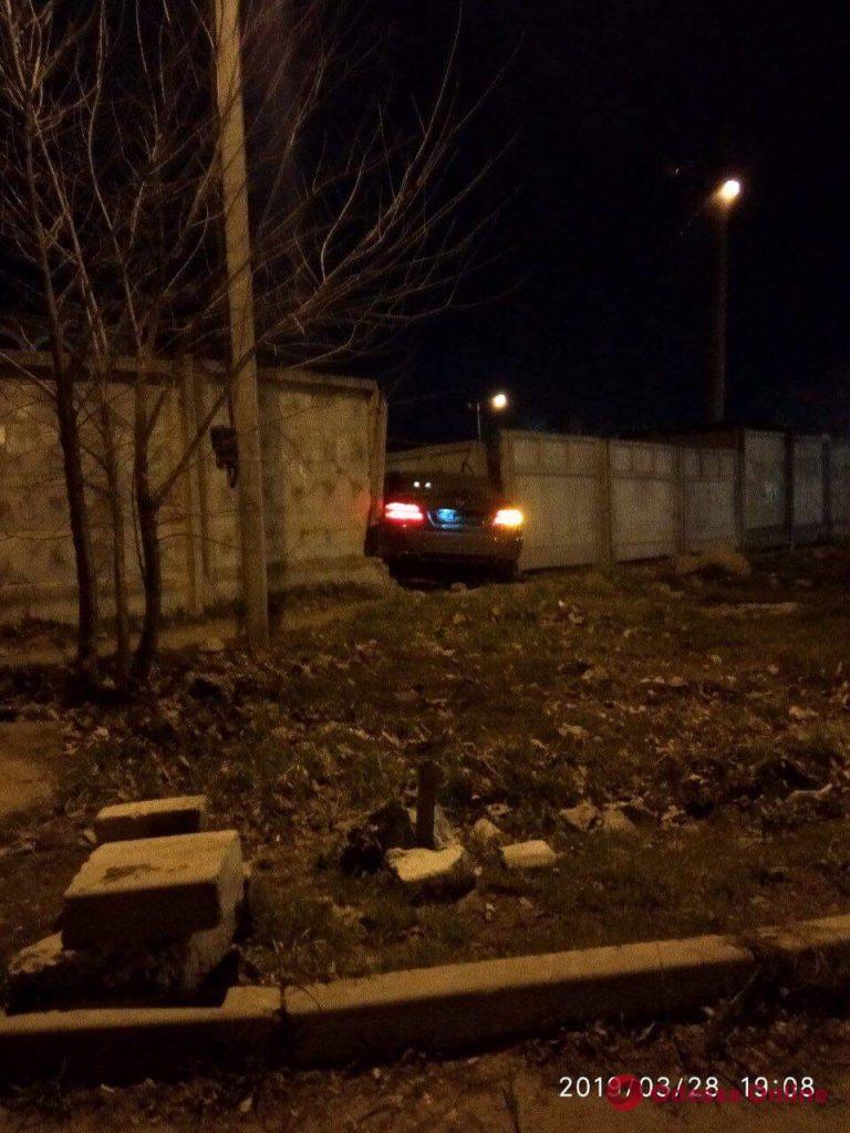 Mercedes снес бетонный забор в Одессе