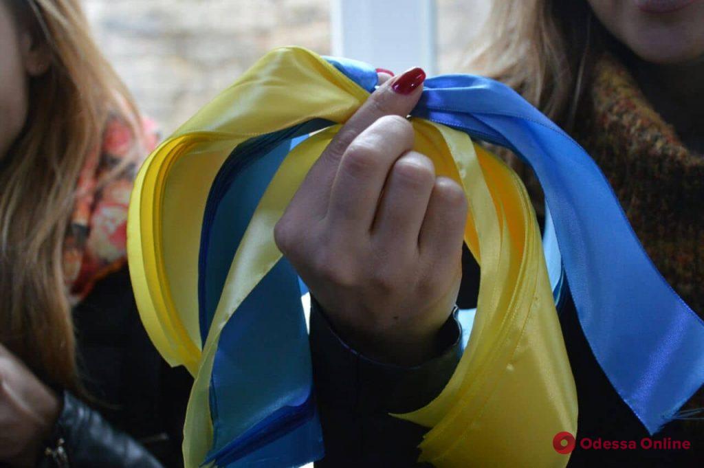 Одесские школьники провели флешмоб в поддержку военнопленных моряков (видео)