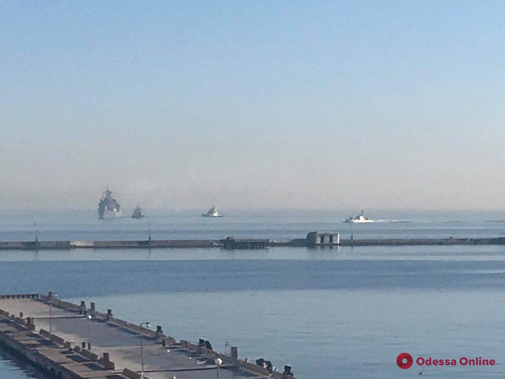 В Одесский порт зашли два военных судна (обновлено)