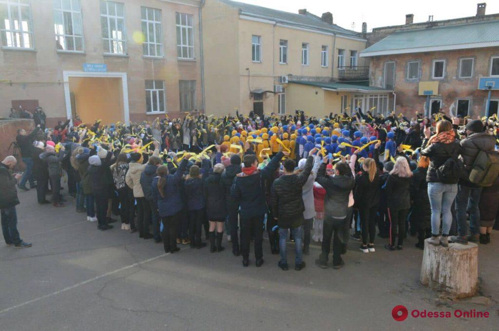 Одесские школьники провели флешмоб в поддержку военнопленных моряков (видео)