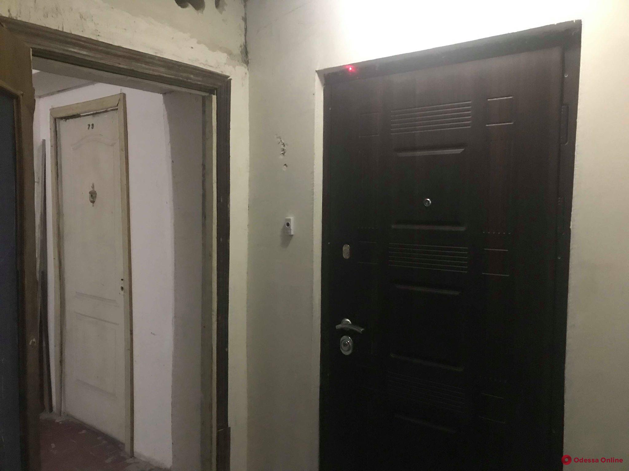 Житель одесской многоэтажки заблокировал пожарную лестницу ради расширения квартиры