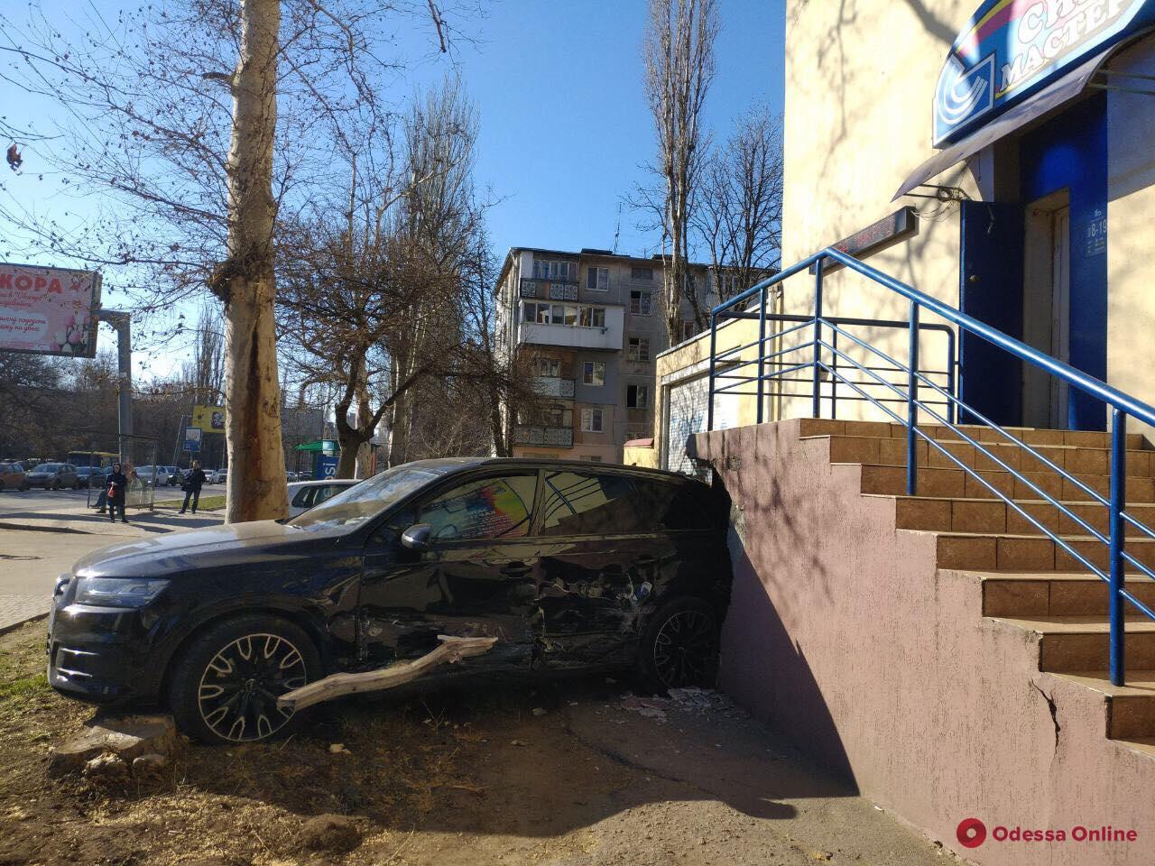 В Одессе легковушка протаранила лестницу дома