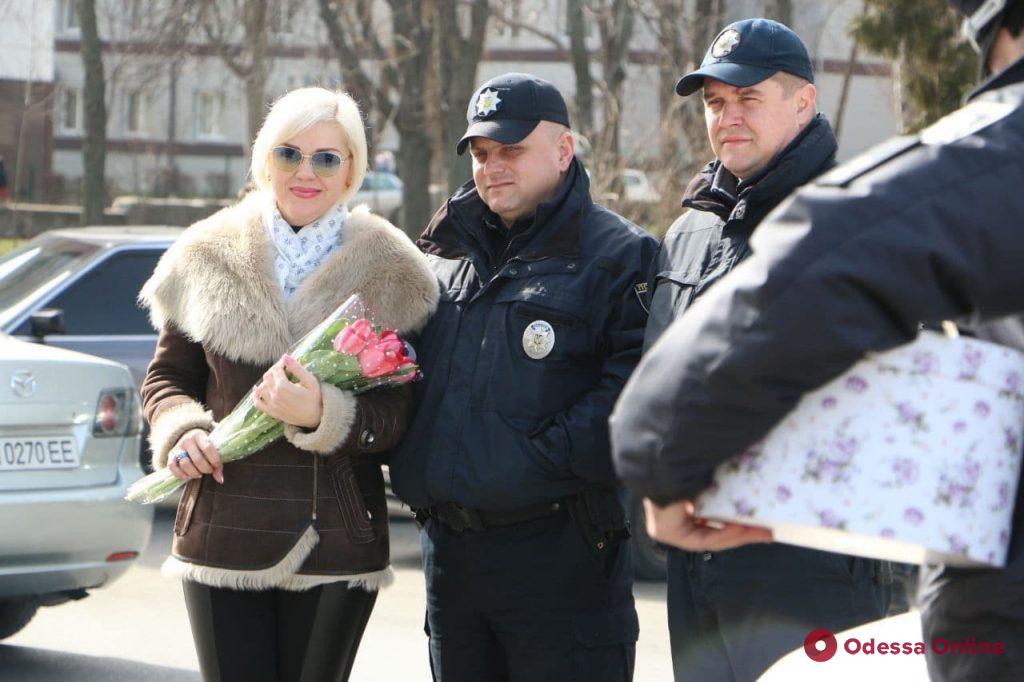 Одесские патрульные дарят женщинам-водителям улыбки и цветы (фото)