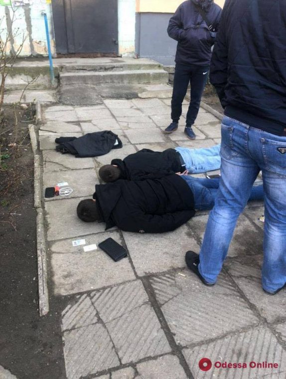 Требовали деньги у иностранца нетрадиционной ориентации: в Одессе задержали группу шантажистов