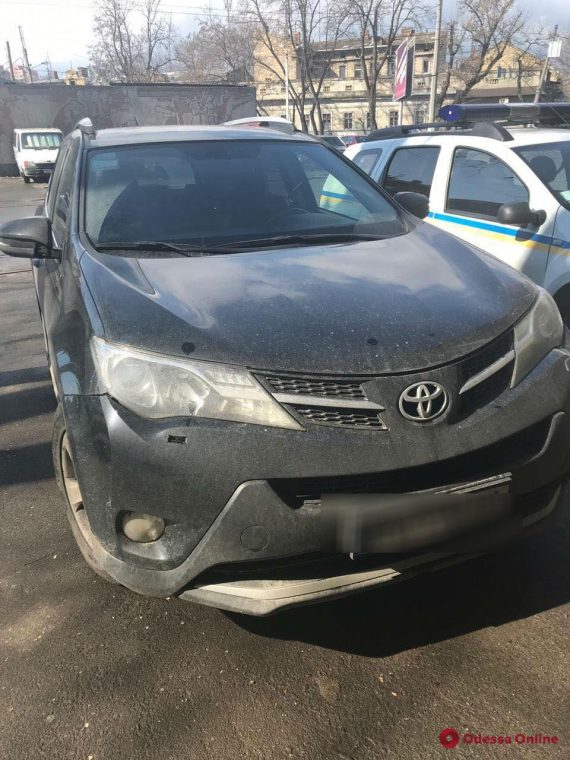 Полицейские остановили находившийся в розыске автомобиль, которым управляла девушка известного одесского активиста