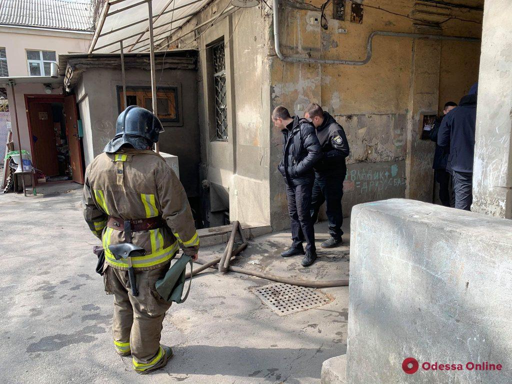 На Молдаванке в четырехэтажном доме тушили пожар