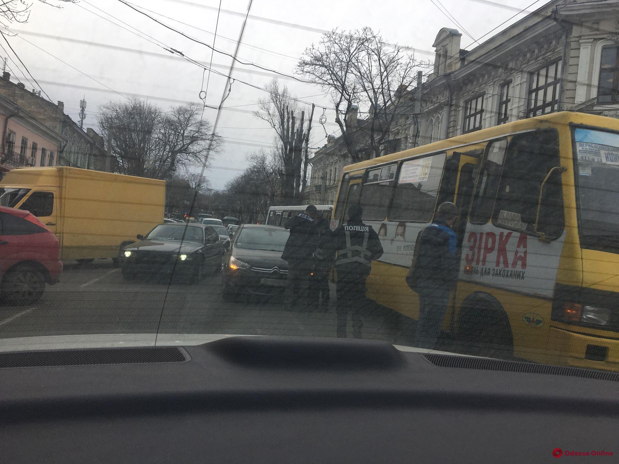 В центре Одессы столкнулись Citroen и маршрутка