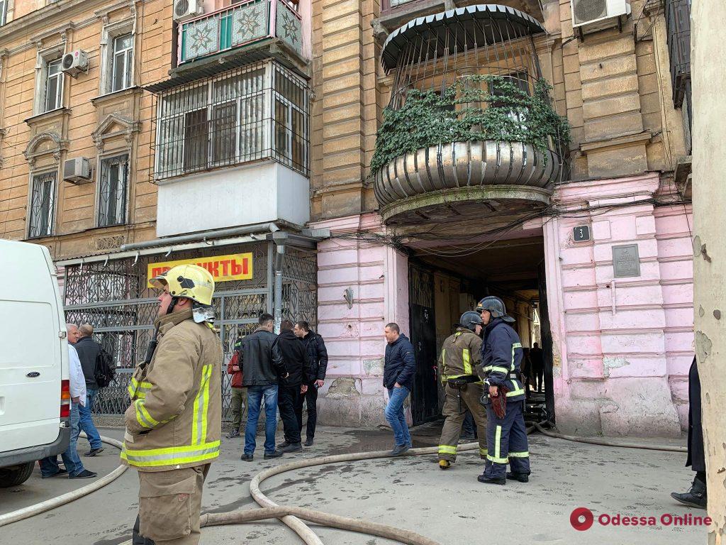 На Молдаванке в четырехэтажном доме тушили пожар