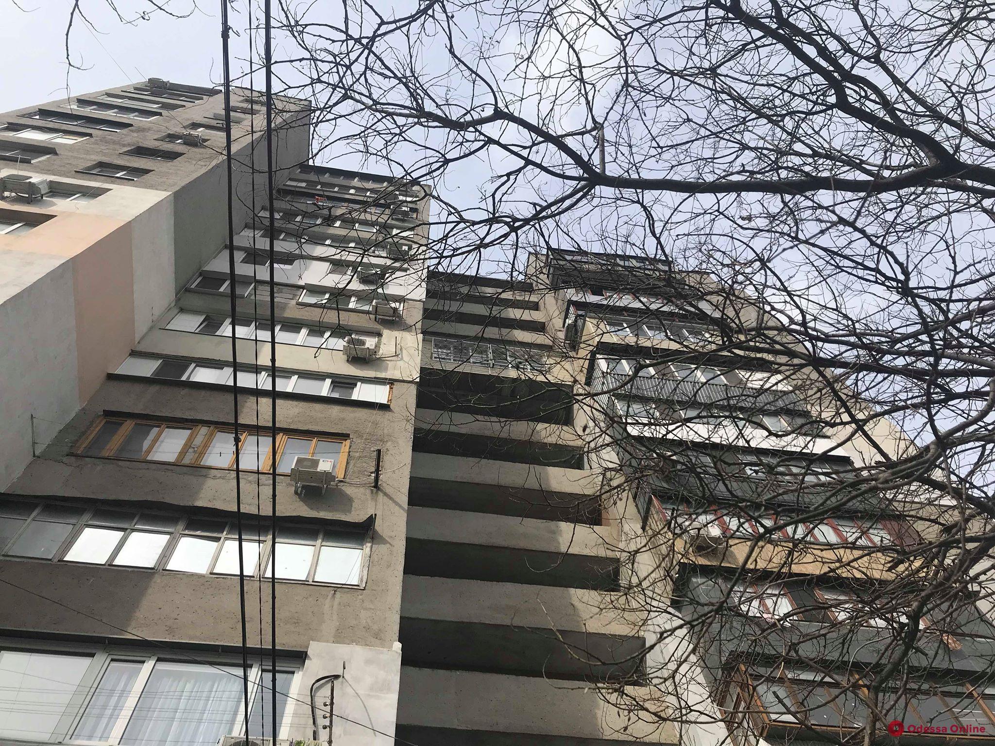 Житель одесской многоэтажки заблокировал пожарную лестницу ради расширения квартиры