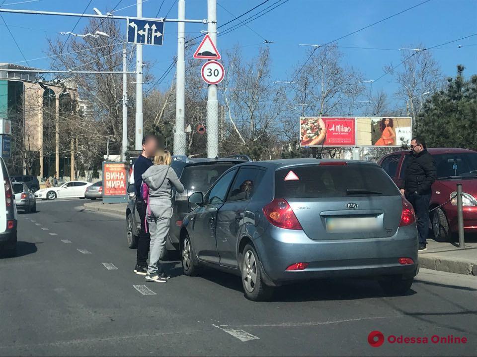 В Одессе «притерлись» две легковушки