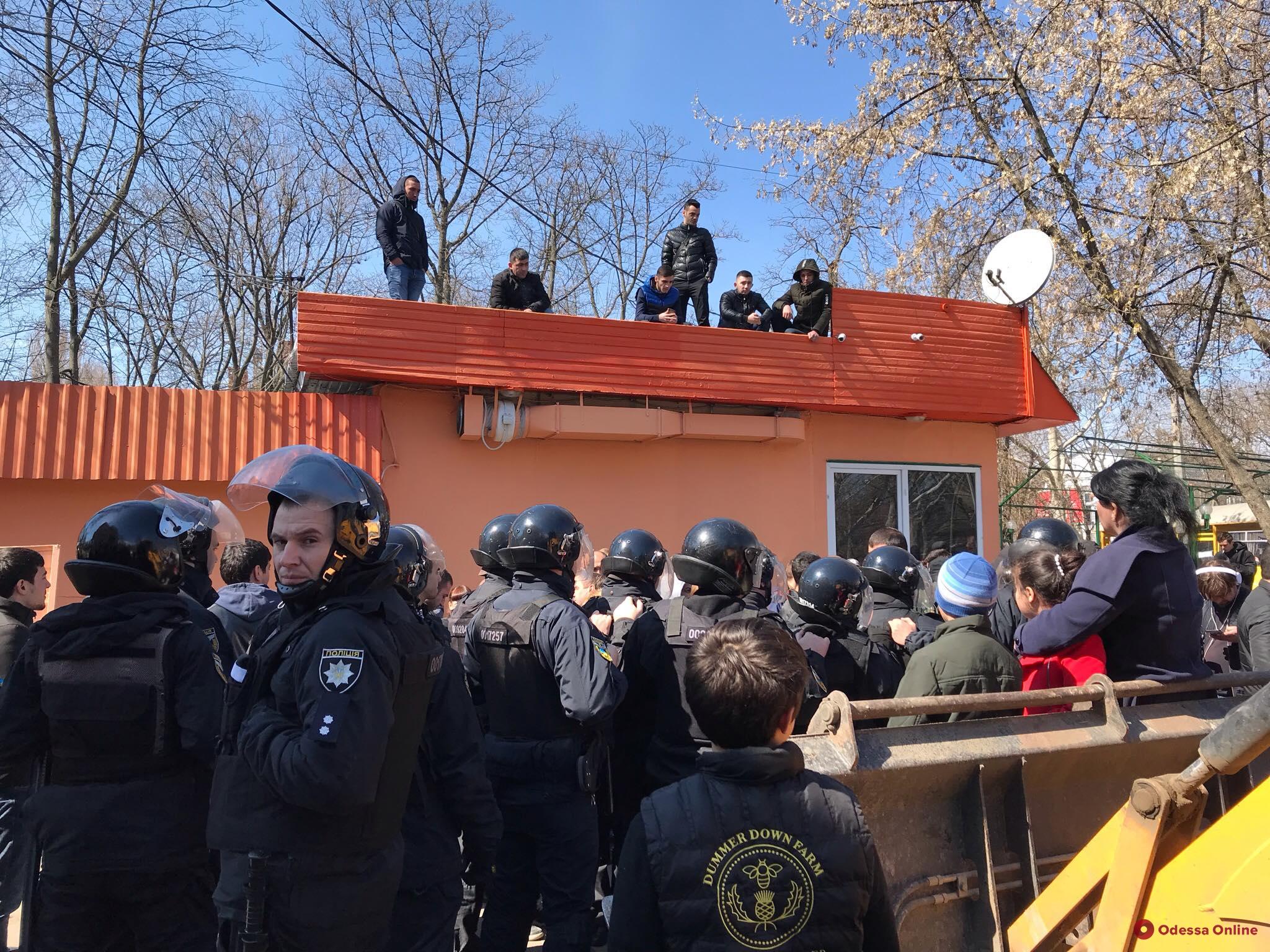 Конфликт на Адмиральском проспекте: владельцы незаконного кафе-бара блокировали демонтаж