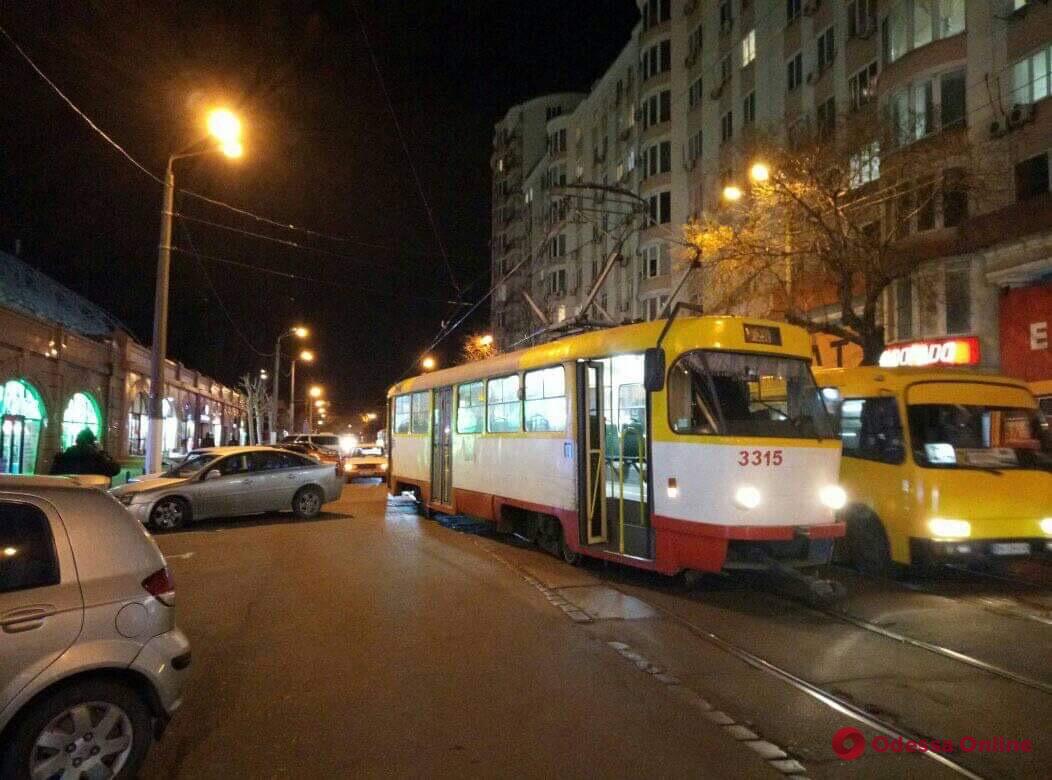 Трамвай сошел с рельсов возле Привоза в Одессе