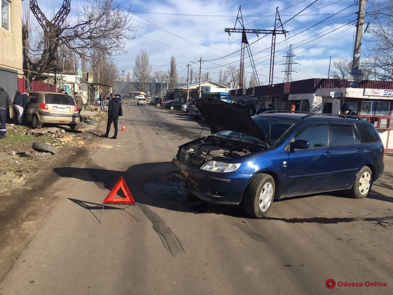 В Одессе столкнулись две легковушки — есть пострадавшие