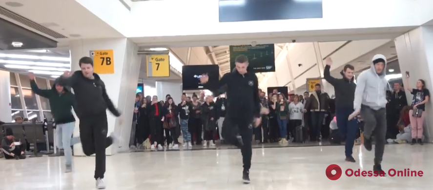 Артисты Одесского оперного театра устроили флешмоб в аэропорту Нью-Йорка (видео)