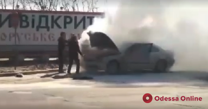 В Одессе загорелся автомобиль (видео)