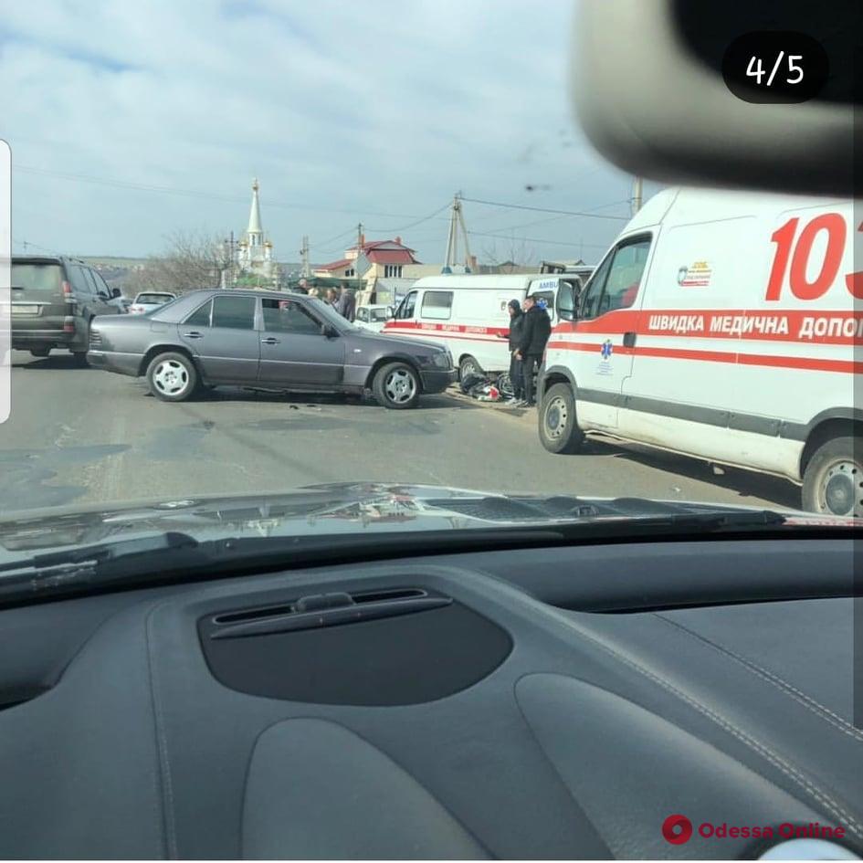 На выезде из Одессы произошло ДТП — мотоциклист в больнице (видео)