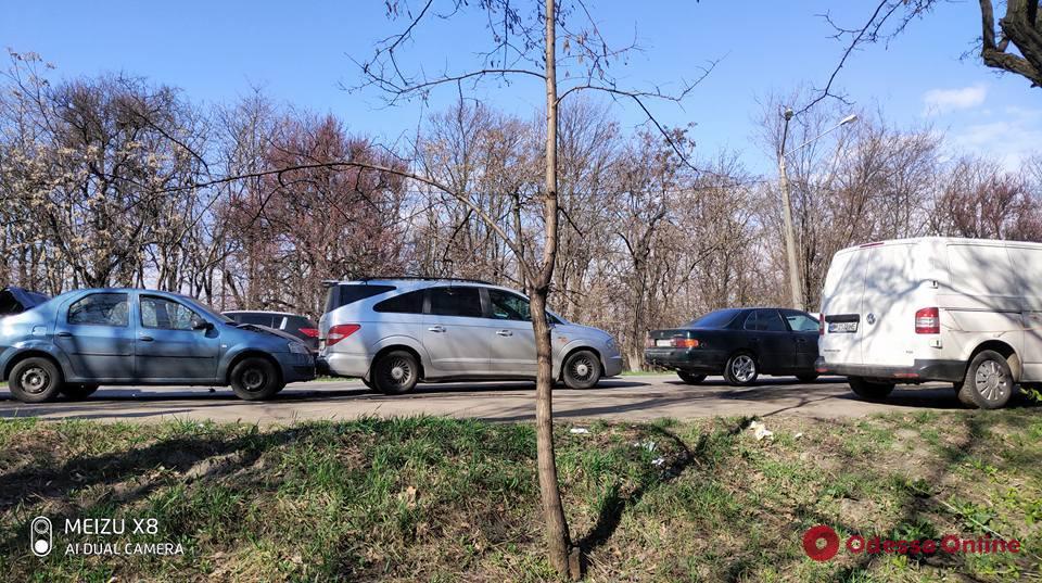 В Одессе столкнулись три легковушки и газовоз — есть пострадавший