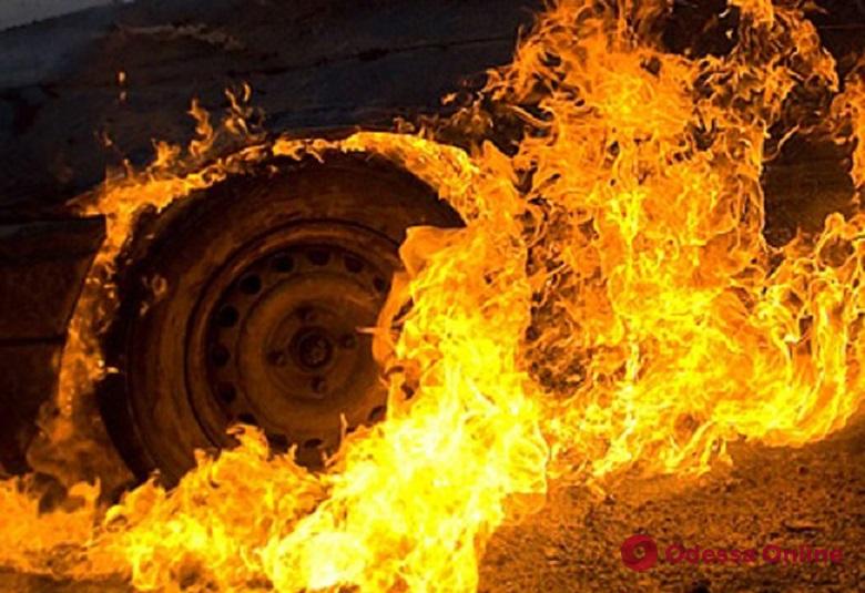 На Молдованке ночью горел автомобиль (обновлено)