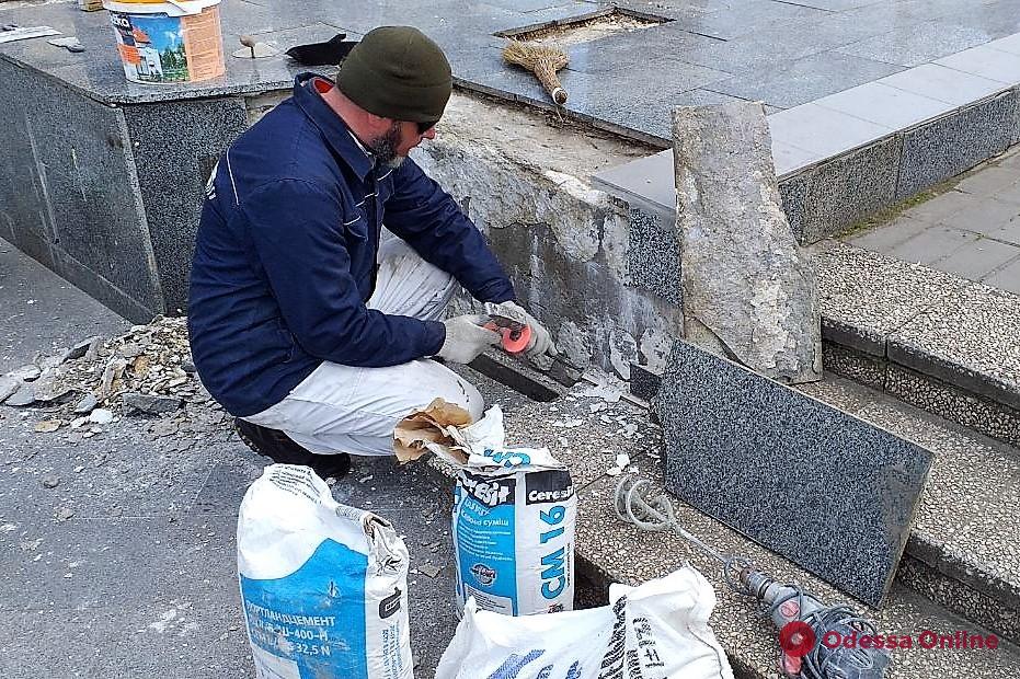 В Одессе восстановили основание памятника Вере Холодной