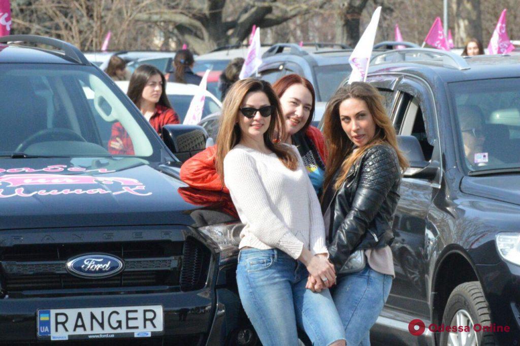 «Забег на шинах»: в Одессе проходит женский автопробег