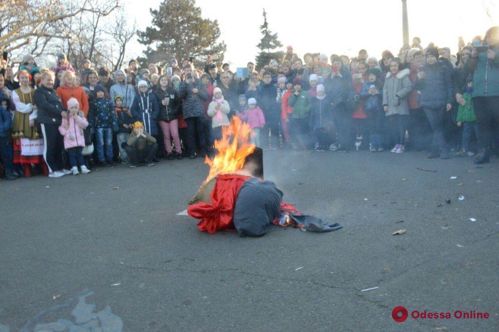 В парке Шевченко сожгли чучело Масленицы