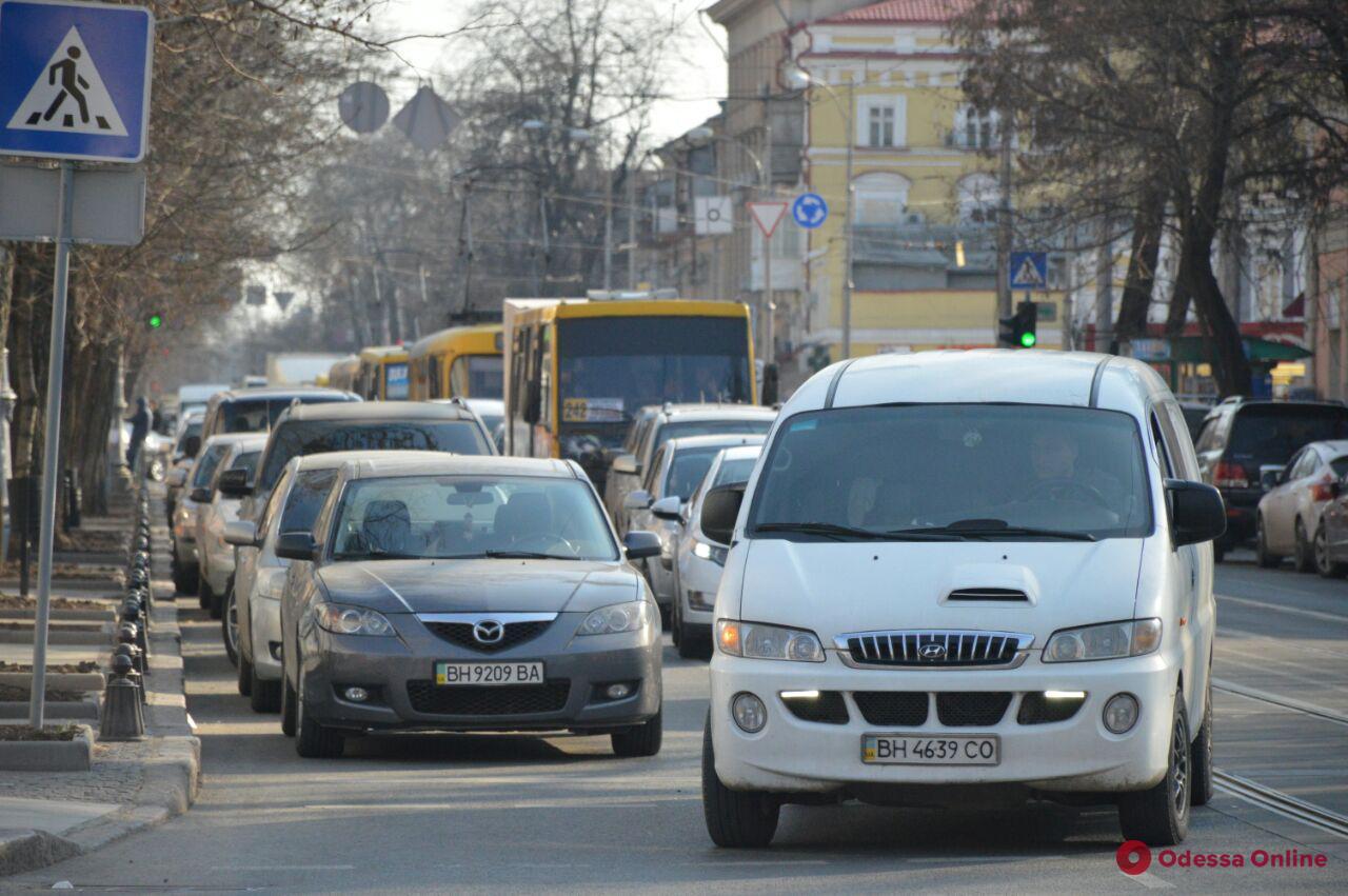 Дорожная обстановка в Одессе: пробки у железнодорожного вокзала