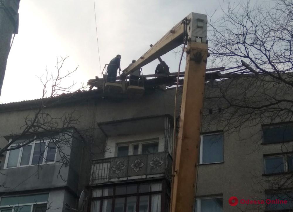 В Одесской области ветер сорвал крышу пятиэтажки