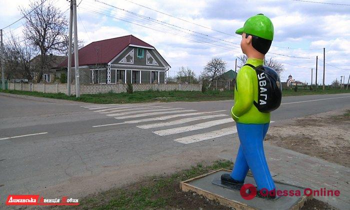 В Одесской области у дорог появились пластиковые «школьники»