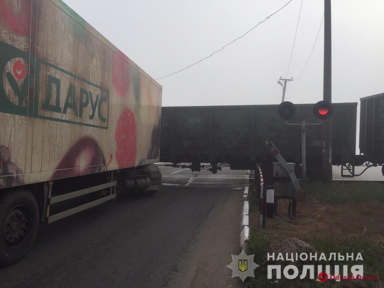 Трасса Одесса-Измаил: на железнодорожном переезде грузовик столкнулся с поездом