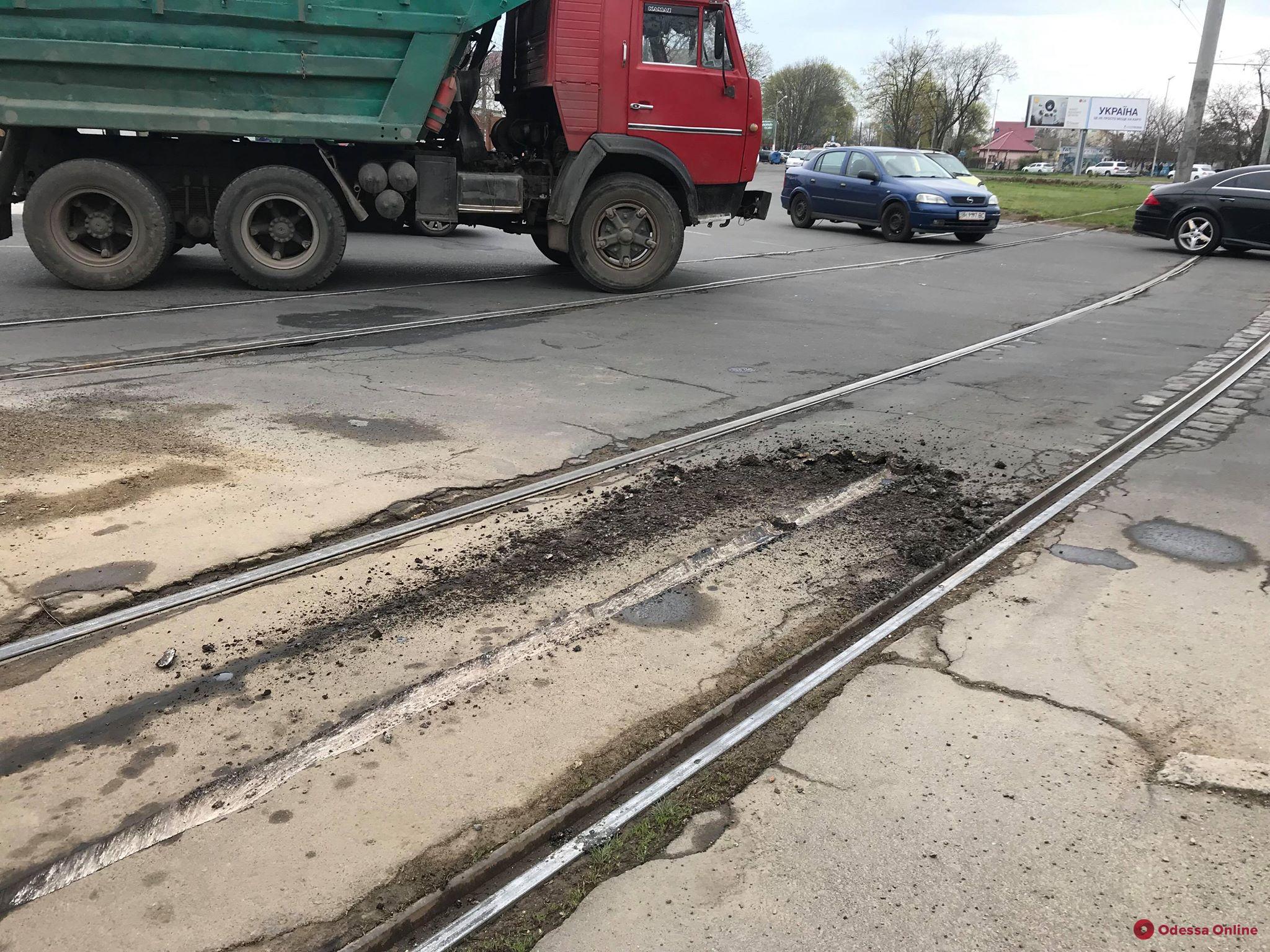 На Люстдорфской дороге трамвай «вспахал» асфальт: вагоны временно изменили маршрут