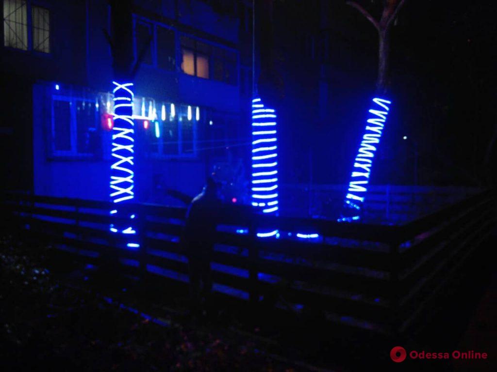 Светящийся фонтан и белки: жители одесской пятиэтажки создали релакс зону во дворе