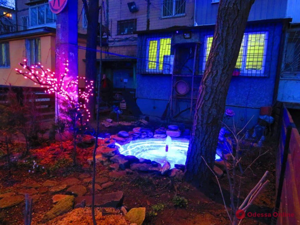 Светящийся фонтан и белки: жители одесской пятиэтажки создали релакс зону во дворе