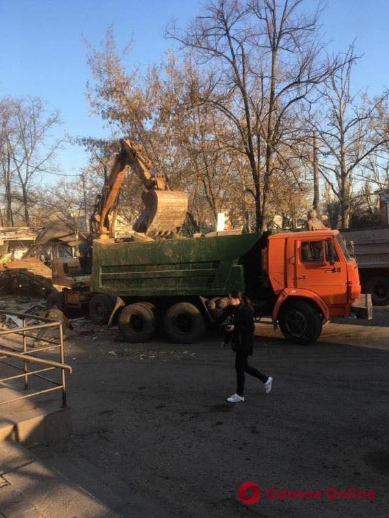 Со второй попытки: в Одессе сносят скандальное кафе на Адмиральском проспекте