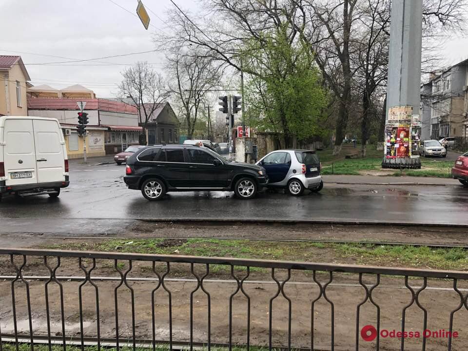 В Одессе водитель BMW отвлеклась на открывшего дверь ребенка и врезалась в Smart