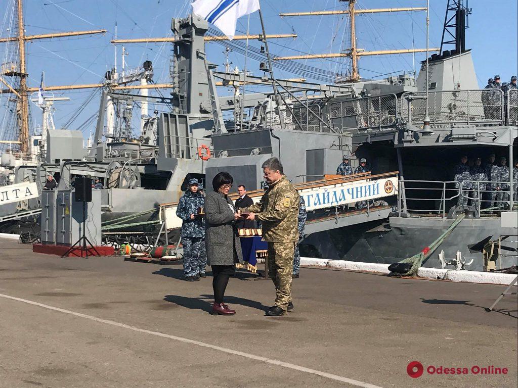 Петр Порошенко в Одессе вручил награды родственникам пленных моряков