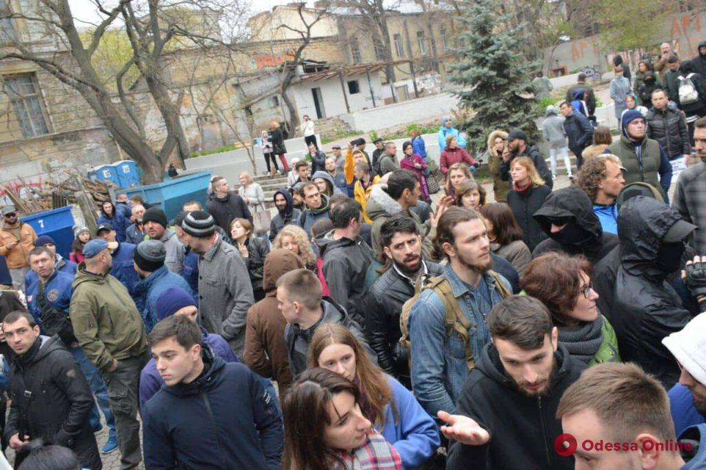 За и против: между одесскими активистами произошла потасовка в Летнем театре (обновлено)
