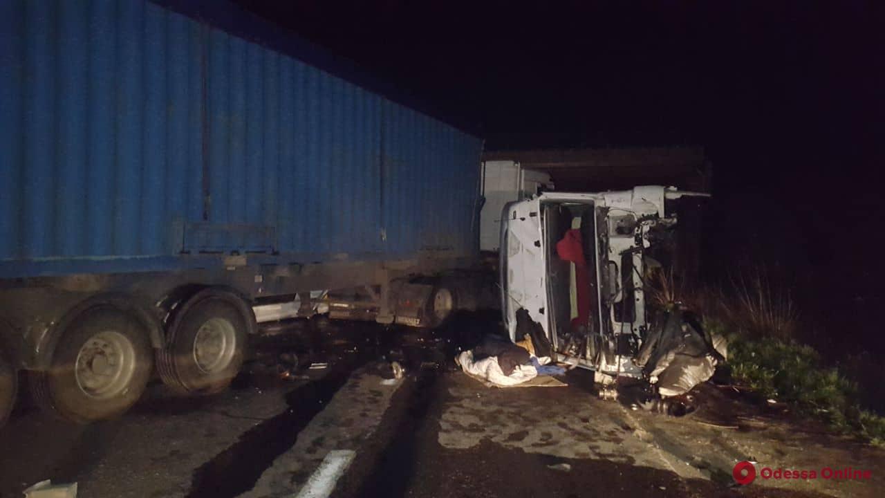 На трассе Киев — Одесса водитель грузовика уснул за рулем и спровоцировал тройное ДТП