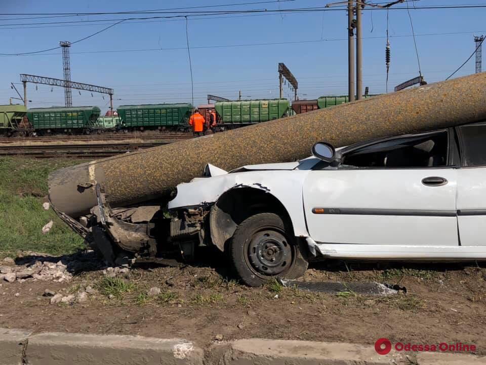 В Черноморске  легковушка влетела в столб  — пострадал водитель