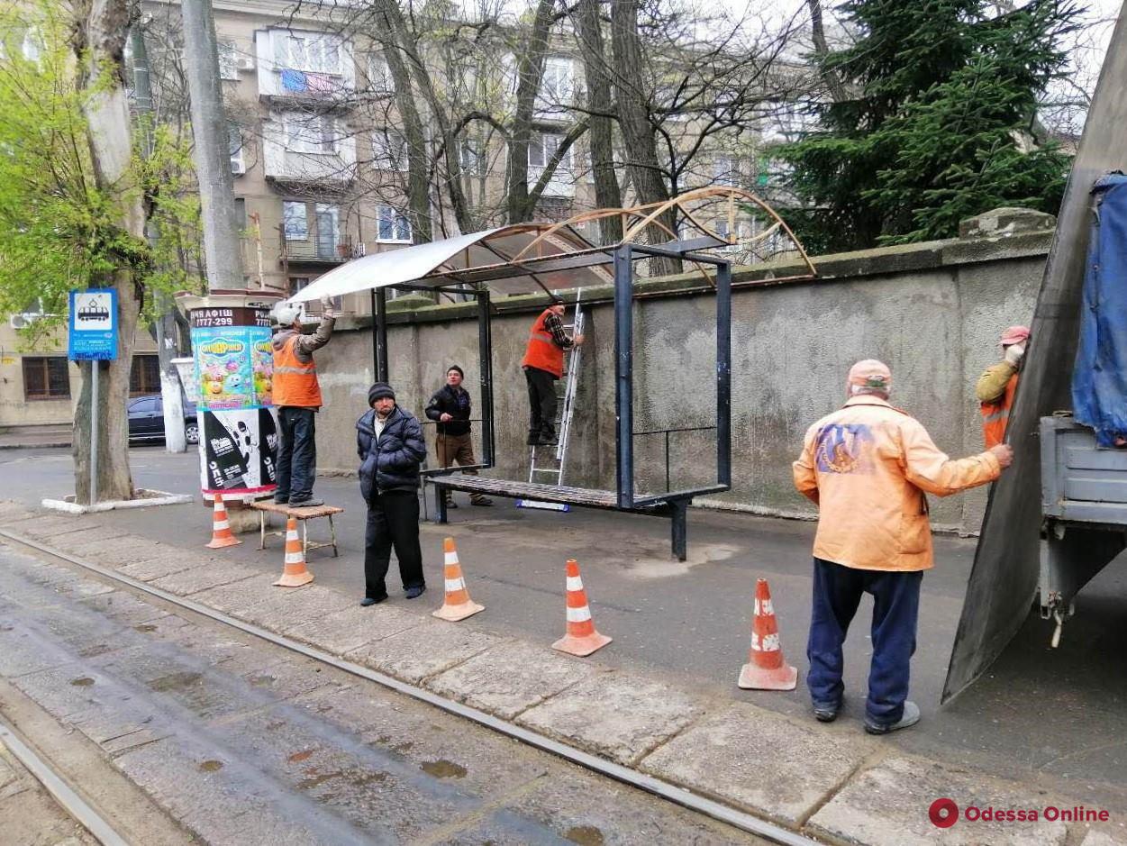 В Одессе продолжается ремонт остановок