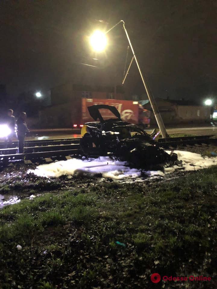 Ночью на Николаевской дороге произошло ДТП: сгорел Chevrolet Corvette
