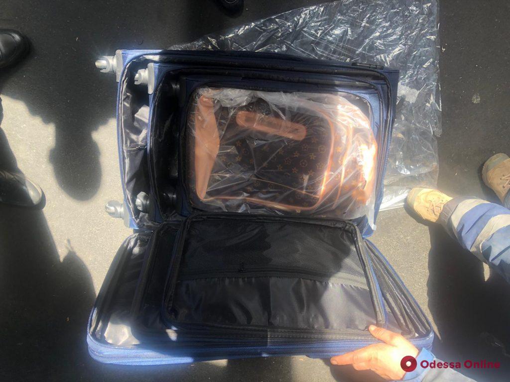 В Одесском порту задержали 7 тысяч чемоданов с логотипами известных брендов