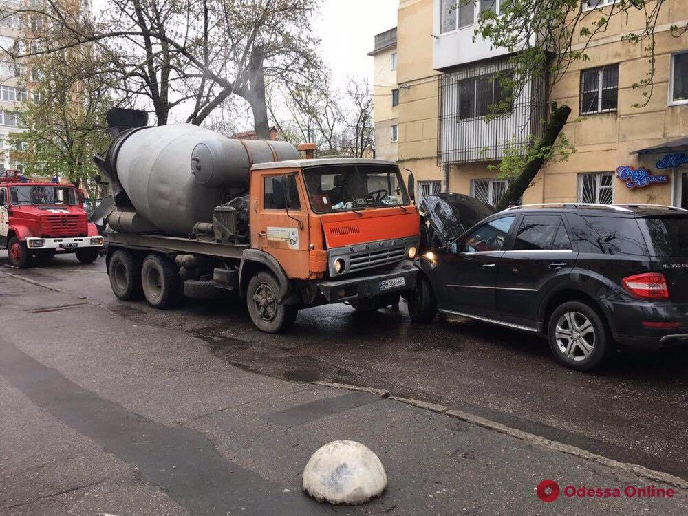 В Одессе на узкой дороге не разминулись Mercedes и бетономешалка