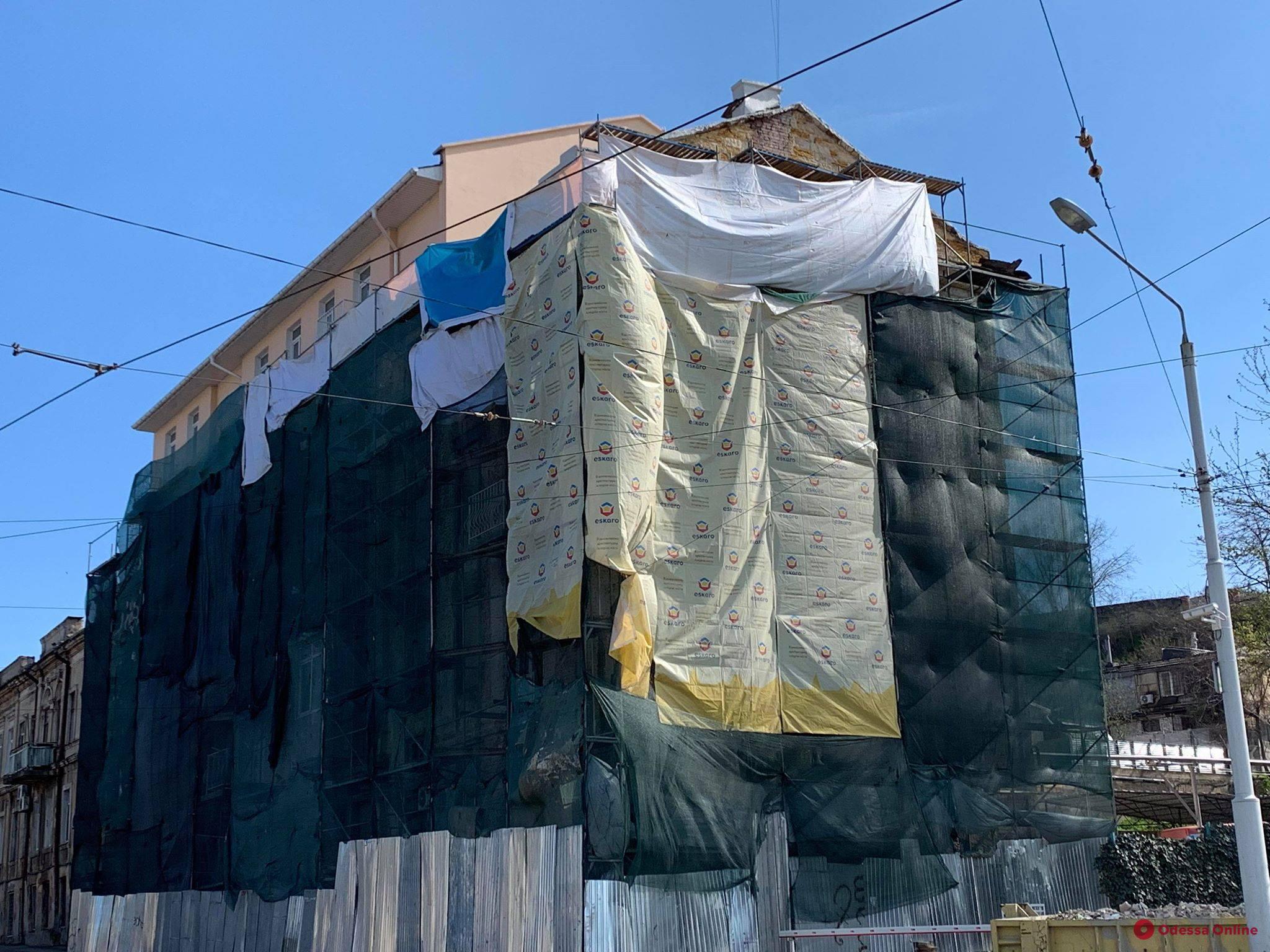 Мурал на спуске Маринеско восстановят после реставрации фасада