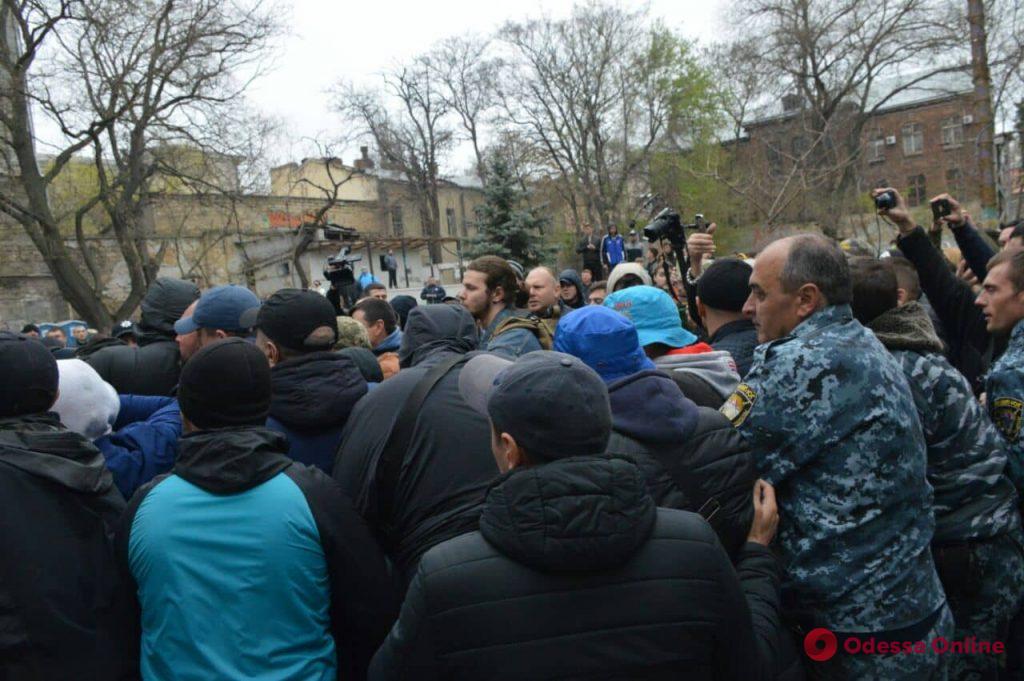 За и против: между одесскими активистами произошла потасовка в Летнем театре (обновлено)