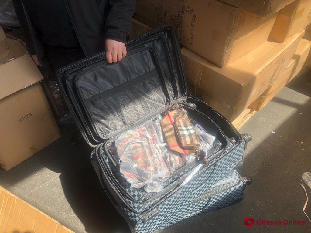 В Одесском порту задержали 7 тысяч чемоданов с логотипами известных брендов