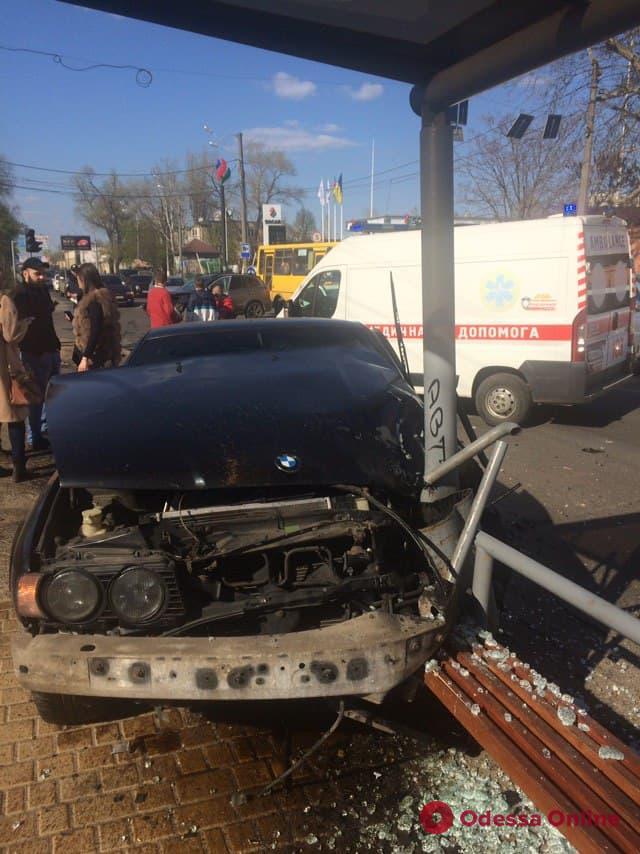Столкновение двух авто на Люстдорфской дороге — BMW врезался в остановку