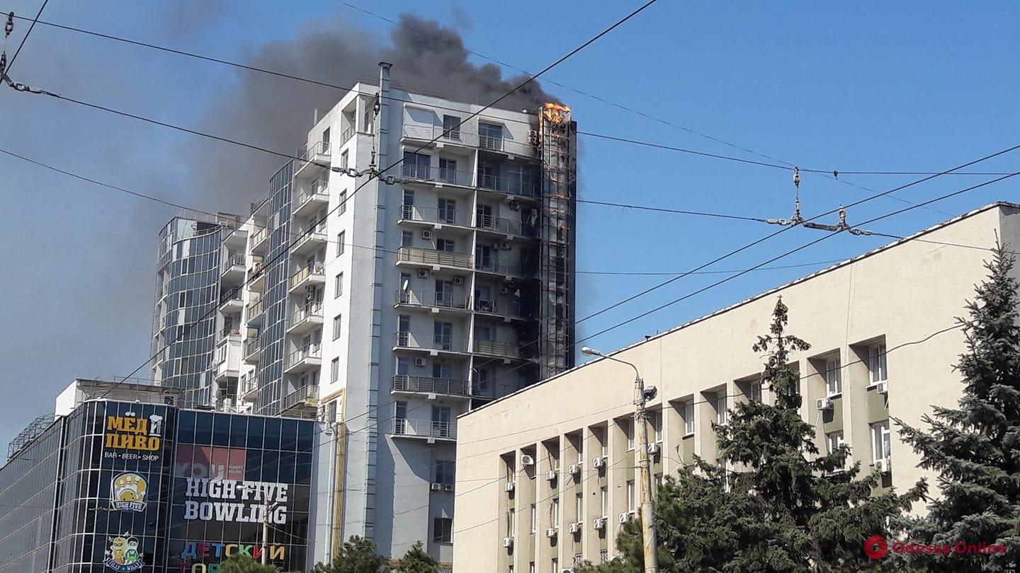 В Одессе горела многоэтажка (видео, обновлено)