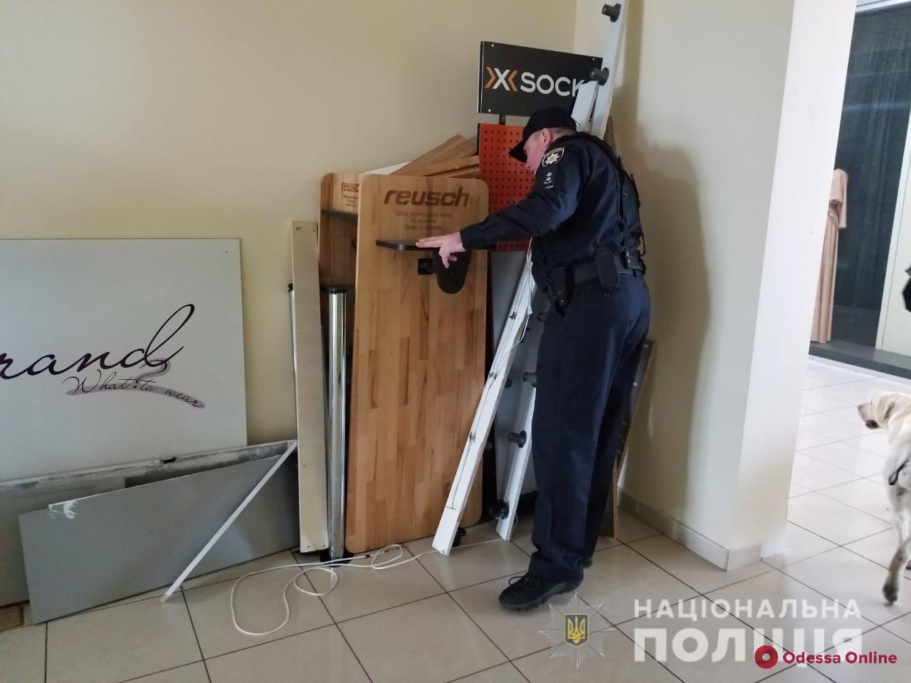 В Одессе ищут взрывчатку в двух торговых центрах (обновлено)